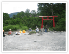 赤い鳥居から北西側約１０メートルくらいの所